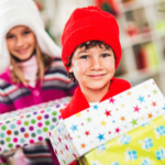 Cosa regalare ai bambini a Natale? I genitori con figli ancora piccoli non hanno grossi problemi dato che la letterina per Babbo Natale è la soluzione perfetta.
