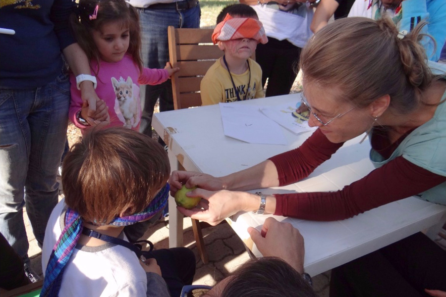 Il Volontariato Aziendale: Un Ponte tra Carriera e Famiglia per le Professioniste Moderne
