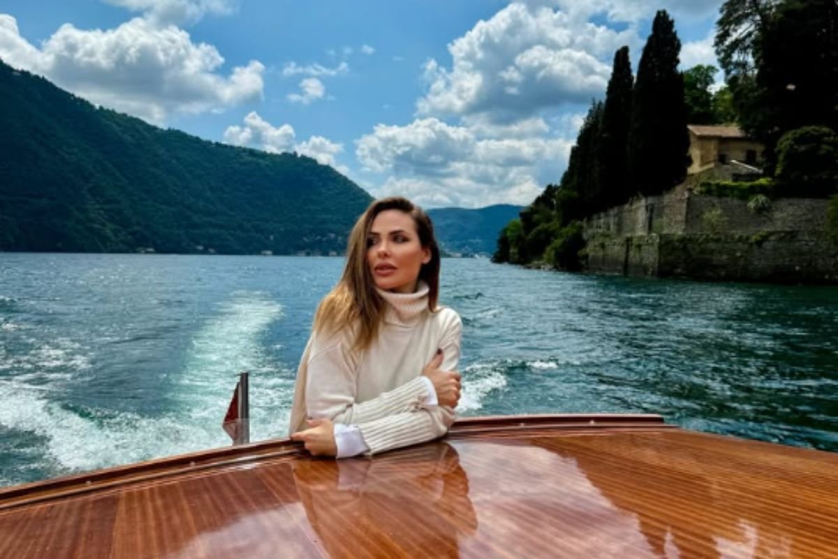 Ilary Blasi cosparsa di glitter: di quale marchio è il vestito sfoggiato al Grande Fratello Vip