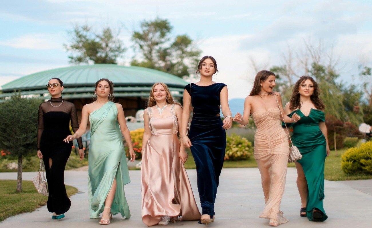 Come vestirsi a un matrimonio in primavera e in estate: la guida completa e i consigli giusti per le invitate