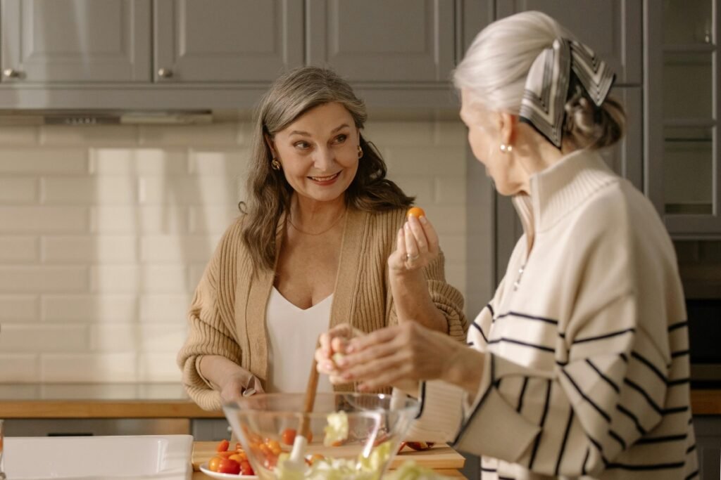 Sei in menopausa? Ecco l'alimentazione da seguire per equilibare benessere e forma fisica