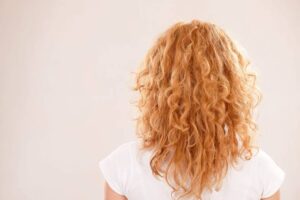 Capelli ricci e crespi: come domare l’effetto frizz partendo dal lavaggio (senza rovinare la chioma)