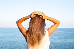 Capelli protetti da sole, mare e cloro: la guida estiva per una chioma a prova di phon